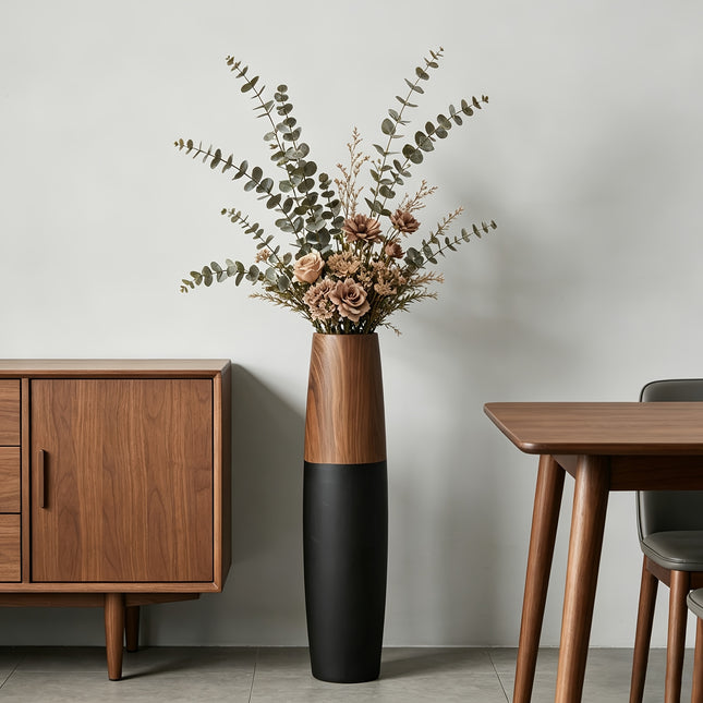Keramische vloervaas 60 cm in walnoot houtlook met natuurlijke houtnerf, hoge cilindervorm, Art Deco en Mid-Century design, op witte achtergrond.