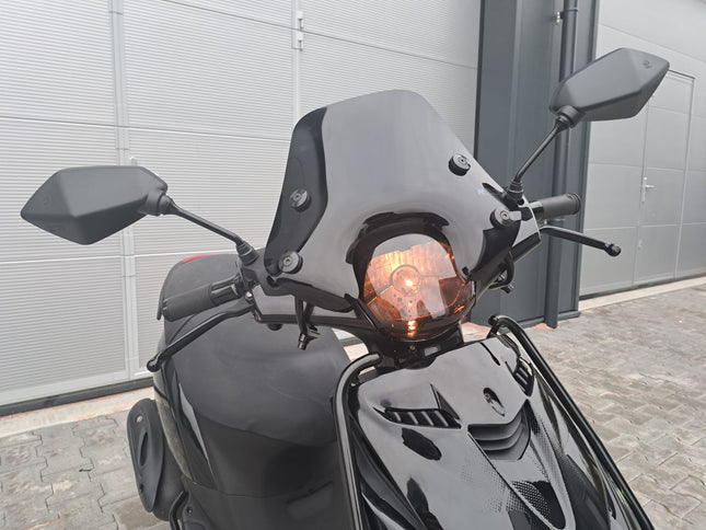 Piaggio Zip Origineel Glans Zwart Laag Windscherm 30 cm hoog Inclusief bevestigingsset