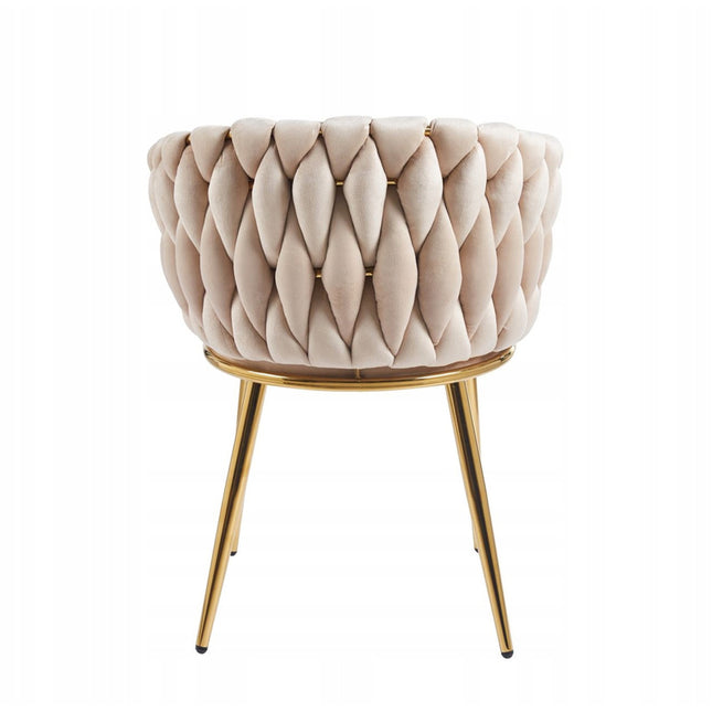 Luxe beige velvet eetkamerstoel met gevlochten rugleuning, zachte fluwelen bekleding en slanke gouden metalen poten in hotel chique stijl.
