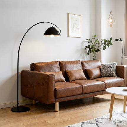Zwarte Nordic booglamp van 185 cm met gebogen metalen frame, ronde voet en matzwarte lampenkap, vrijstaand op witte achtergrond.
