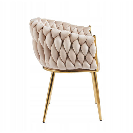 Luxe beige velvet eetkamerstoel met gevlochten rugleuning, zachte fluwelen bekleding en slanke gouden metalen poten in hotel chique stijl.