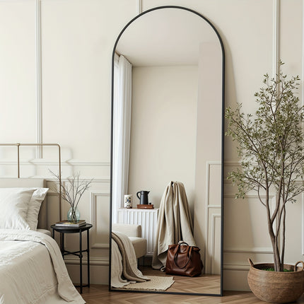 Boogspiegel 168x58 cm met slank metalen frame, grote verticale passpiegel met afgeronde bovenkant op witte achtergrond.