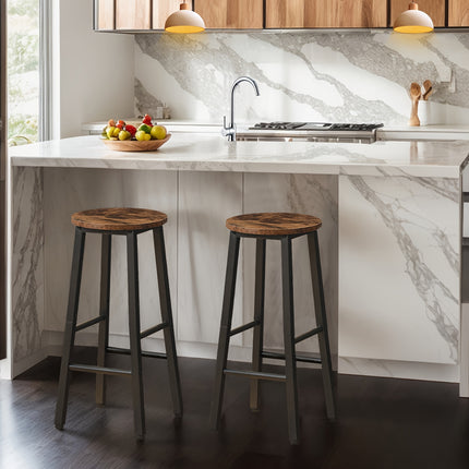 Set van 2 industriële barkrukken 70 cm hoog met ronde retrobruine houtlook zitting, zwart metalen frame en geïntegreerde voetensteun