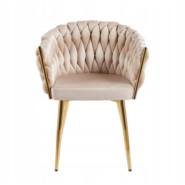 Luxe beige velvet eetkamerstoel met gevlochten rugleuning, zachte fluwelen bekleding en slanke gouden metalen poten in hotel chique stijl.