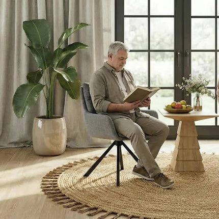 Zes draaibare eetkamerstoelen met armleuningen, gestoffeerde zitting, hoge rugleuning en zwarte metalen poten in licht taupe, donkerbruin, crèmewit, antracietgrijs, zandbeige en cognac.