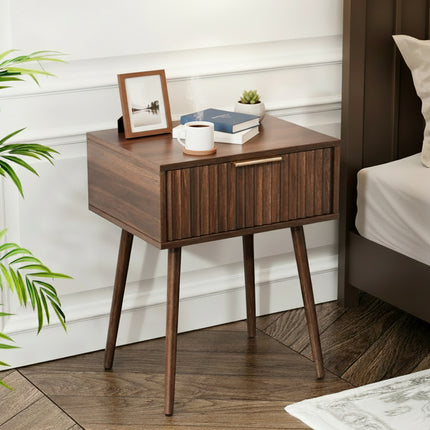 Nachtkastje donkerbruin hout met geribbelde lade en schuine houten poten in Scandinavische stijl