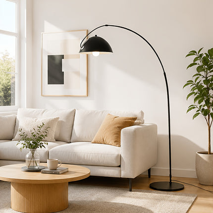 Zwarte Nordic booglamp van 185 cm met gebogen metalen frame, ronde voet en matzwarte lampenkap, vrijstaand op witte achtergrond.