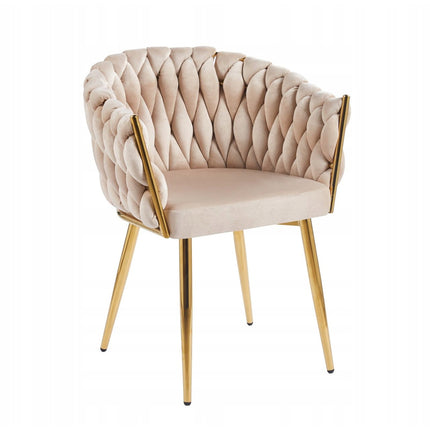Luxe beige velvet eetkamerstoel met gevlochten rugleuning, zachte fluwelen bekleding en slanke gouden metalen poten in hotel chique stijl.