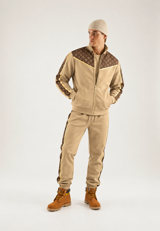 Heren trainingspak 2-delig met goudkleurige details, bruine monogrampanelen, vest met opstaande kraag en rits en bijpassende joggingbroek met zijstrepen.