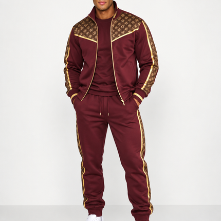 Heren trainingspak 2-delig met goudkleurige details, bruine monogrampanelen, vest met opstaande kraag en rits en bijpassende joggingbroek met zijstrepen.