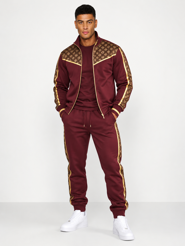 Heren trainingspak 2-delig met goudkleurige details, bruine monogrampanelen, vest met opstaande kraag en rits en bijpassende joggingbroek met zijstrepen.