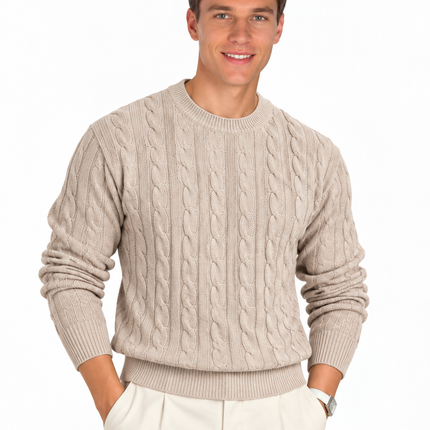 Heren kabeltrui met ronde hals, lange mouwen en klassiek kabelgebreid patroon, gedragen door een mannelijk model met een witte pantalon tegen een witte achtergrond.