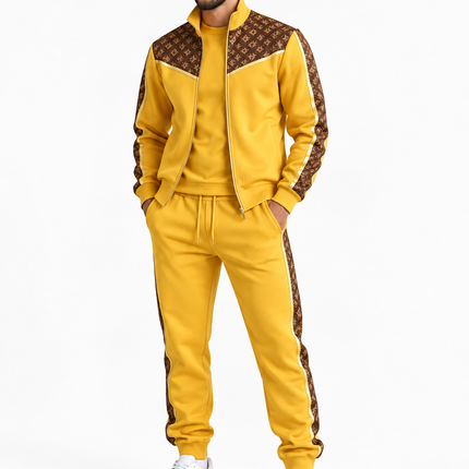 Heren trainingspak 2-delig met goudkleurige details, bruine monogrampanelen, vest met opstaande kraag en rits en bijpassende joggingbroek met zijstrepen.