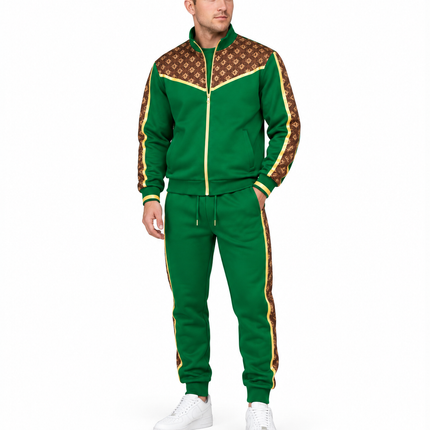 Heren trainingspak 2-delig met goudkleurige details, bruine monogrampanelen, vest met opstaande kraag en rits en bijpassende joggingbroek met zijstrepen.