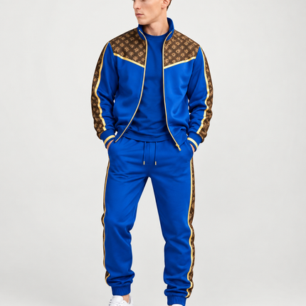 Heren trainingspak 2-delig met goudkleurige details, bruine monogrampanelen, vest met opstaande kraag en rits en bijpassende joggingbroek met zijstrepen.