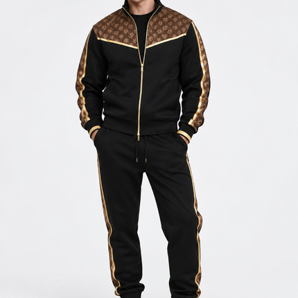 Heren trainingspak 2-delig met goudkleurige details, bruine monogrampanelen, vest met opstaande kraag en rits en bijpassende joggingbroek met zijstrepen.