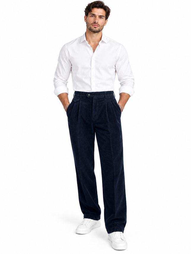 RKON heren corduroy broek marineblauw – voorkant, relaxed fit ribbroek met plooien en rechte pijpen op witte achtergrond.