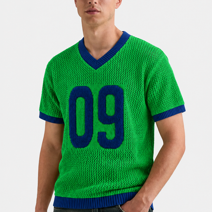 Sportieve gebreide heren zomertrui met korte mouwen, V-hals, opengewerkt breisel, geometrisch kleurblokdesign en nummerprint van JANE DRESSINGLOG.