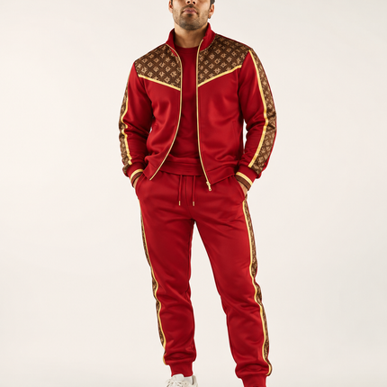 Heren trainingspak 2-delig met goudkleurige details, bruine monogrampanelen, vest met opstaande kraag en rits en bijpassende joggingbroek met zijstrepen.