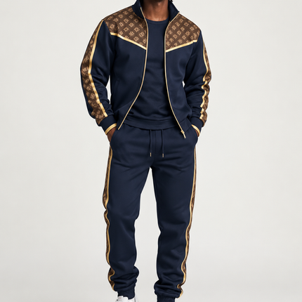 Heren trainingspak 2-delig met goudkleurige details, bruine monogrampanelen, vest met opstaande kraag en rits en bijpassende joggingbroek met zijstrepen.