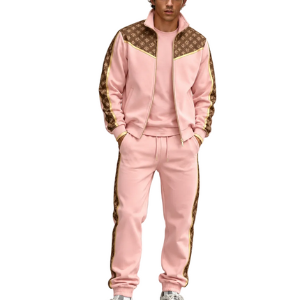 Heren trainingspak 2-delig met goudkleurige details, bruine monogrampanelen, vest met opstaande kraag en rits en bijpassende joggingbroek met zijstrepen.
