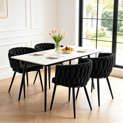 Set van 2 zwarte fluwelen eetkamerstoelen met gevlochten rugleuning, armleuningen en zwarte metalen poten.
