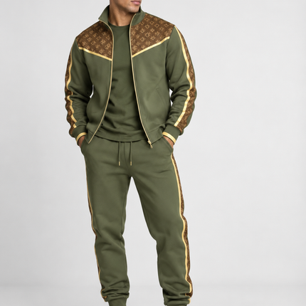 Heren trainingspak 2-delig met goudkleurige details, bruine monogrampanelen, vest met opstaande kraag en rits en bijpassende joggingbroek met zijstrepen.