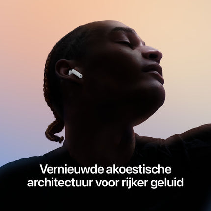 Apple AirPods 5 witte draadloze Bluetooth oordopjes met geopende draadloze oplaadcase, vooraanzicht op witte achtergrond.