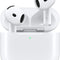 Apple AirPods 5 witte draadloze Bluetooth oordopjes met geopende draadloze oplaadcase, vooraanzicht op witte achtergrond.