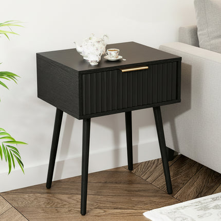 Nachtkastje zwart hout met geribbelde lade en schuine houten poten in Scandinavische stijl