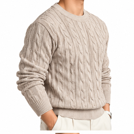 Heren kabeltrui met ronde hals, lange mouwen en klassiek kabelgebreid patroon, gedragen door een mannelijk model met een witte pantalon tegen een witte achtergrond.