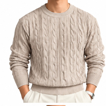 Heren kabeltrui met ronde hals, lange mouwen en klassiek kabelgebreid patroon, gedragen door een mannelijk model met een witte pantalon tegen een witte achtergrond.