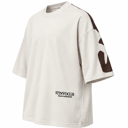 Oversized heren T-shirt in khaki, voorkant met zwarte STYNVOCLUB-letterprint, ronde hals, verlaagde schouders en grafische mouwprint op witte achtergrond.
