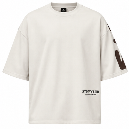 Oversized heren T-shirt in khaki, voorkant met zwarte STYNVOCLUB-letterprint, ronde hals, verlaagde schouders en grafische mouwprint op witte achtergrond.