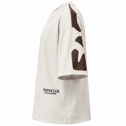 Oversized heren T-shirt in khaki, voorkant met zwarte STYNVOCLUB-letterprint, ronde hals, verlaagde schouders en grafische mouwprint op witte achtergrond.