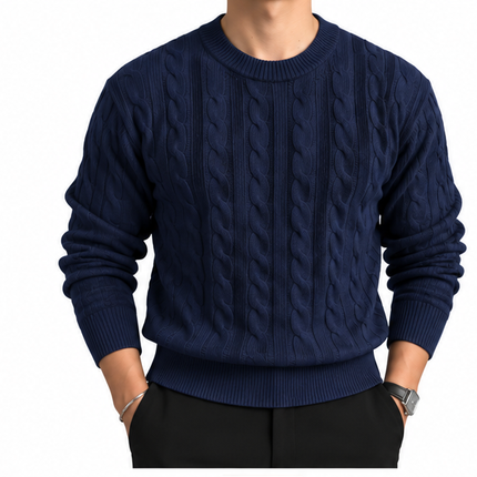 Heren kabeltrui met ronde hals, lange mouwen en klassiek kabelgebreid patroon, gedragen door een mannelijk model met een witte pantalon tegen een witte achtergrond.