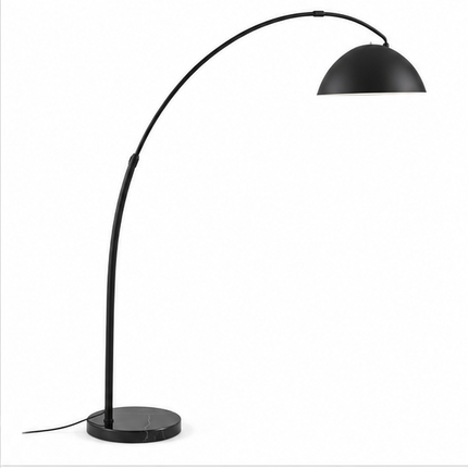 Zwarte Nordic booglamp van 185 cm met gebogen metalen frame, ronde voet en matzwarte lampenkap, vrijstaand op witte achtergrond.