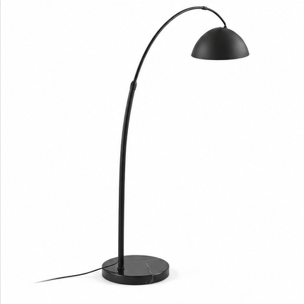 Zwarte Nordic booglamp van 185 cm met gebogen metalen frame, ronde voet en matzwarte lampenkap, vrijstaand op witte achtergrond.