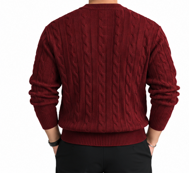  heren kabeltrui met ronde hals, lange mouwen en klassiek kabelgebreid patroon, gedragen door een mannelijk model met een witte pantalon tegen een witte achtergrond.