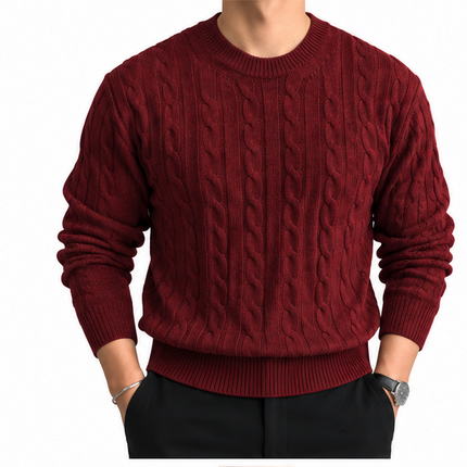 Heren kabeltrui met ronde hals, lange mouwen en klassiek kabelgebreid patroon, gedragen door een mannelijk model met een witte pantalon tegen een witte achtergrond.