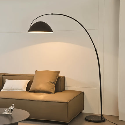Zwarte Nordic booglamp van 185 cm met gebogen metalen frame, ronde voet en matzwarte lampenkap, vrijstaand op witte achtergrond.