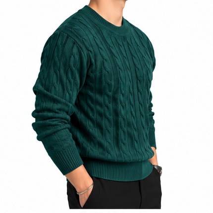 Heren kabeltrui met ronde hals, lange mouwen en klassiek kabelgebreid patroon, gedragen door een mannelijk model met een witte pantalon tegen een witte achtergrond.
