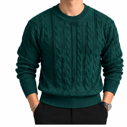 Heren kabeltrui met ronde hals, lange mouwen en klassiek kabelgebreid patroon, gedragen door een mannelijk model met een witte pantalon tegen een witte achtergrond.
