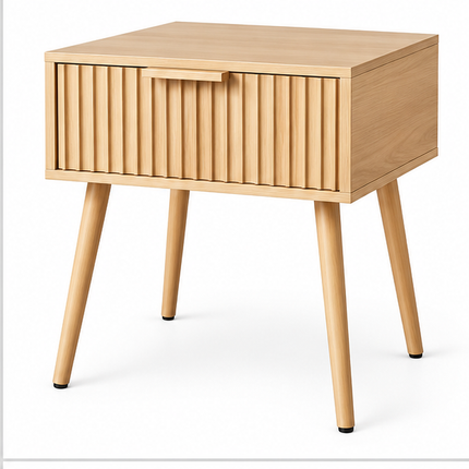 Nachtkastje naturel hout met geribbelde lade en schuine houten poten in Scandinavische stijl