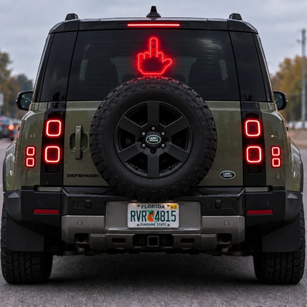 Rode LED handgebaar lamp met middelvinger symbool op de achterruit van een Dodge Durango, opvallend autogebarenlicht met afstandsbediening.