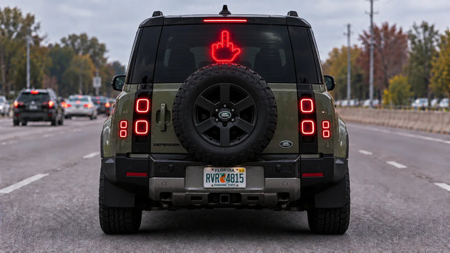 Rode LED handgebaar lamp met middelvinger symbool op de achterruit van een Dodge Durango, opvallend autogebarenlicht met afstandsbediening.