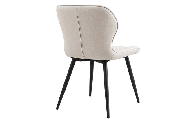 Lichtbeige gestoffeerde eetkamerstoel met linnen bekleding, ergonomische rugleuning, sierstiksels en zwarte metalen poten, verkrijgbaar als set van 4.