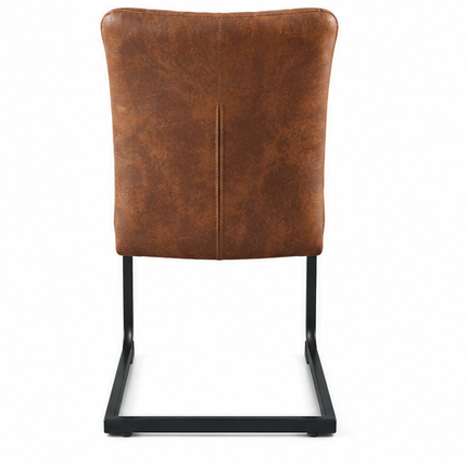 Moderne bruin eetkamerstoel met hoge rugleuning, diamantvormige stiksels, zachte stoffen bekleding en zwart metalen sledeframe, schuin van voren gefotografeerd.