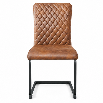 Moderne bruin eetkamerstoel met hoge rugleuning, diamantvormige stiksels, zachte stoffen bekleding en zwart metalen sledeframe, schuin van voren gefotografeerd.