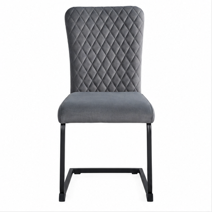 Moderne grijze eetkamerstoel met hoge rugleuning, diamantvormige stiksels, zachte stoffen bekleding en zwart metalen sledeframe, schuin van voren gefotografeerd.